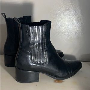 Sleek Vagabond Marks Cap Toe Bootie